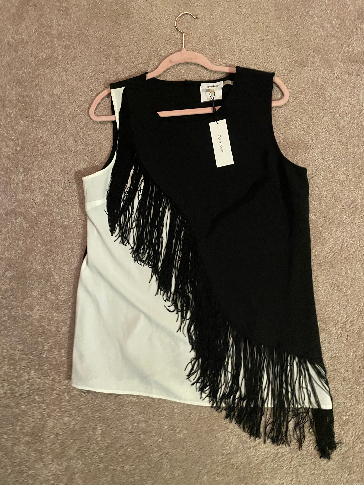 0809 SIZE:L CALVIN KLEIN BLACK&WHITE SLVLSS BLOUSE W/FRINGE EMBELLISHMENTS, SCOOP NECK AND BACK BUTTON CLOSURE NWT RTL:$89.50