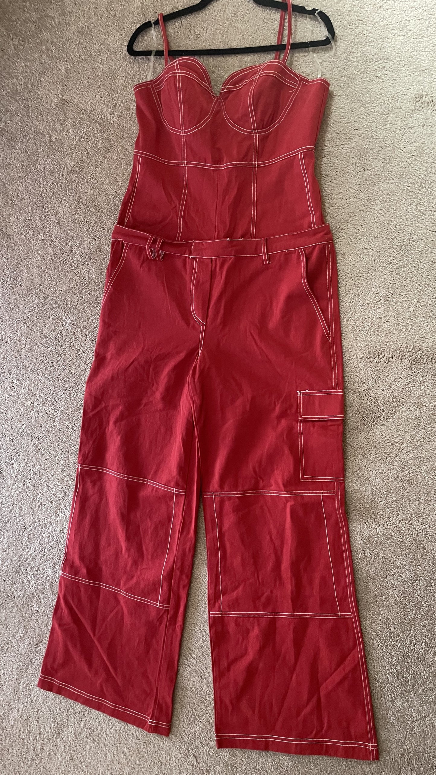 0809 SIZE:L FASHION NOVA BRICK RED "LONDON" CARGO JUMPSUIT W/ADUSTABLE SPAGHETTI STRAPS, WHITE CONTRAST STITCHING, CONCEALED BACK ZIPPER CLOSURE, SIDE POCKETS AND BELT LOOPS NWT RTL:$49.99