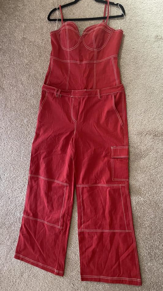 0809 SIZE:L FASHION NOVA BRICK RED "LONDON" CARGO JUMPSUIT W/ADUSTABLE SPAGHETTI STRAPS, WHITE CONTRAST STITCHING, CONCEALED BACK ZIPPER CLOSURE, SIDE POCKETS AND BELT LOOPS NWT RTL:$49.99