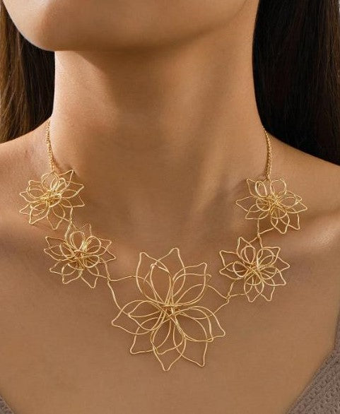 0412 GOLD EXAGGERATED FLORAL NECKLACE